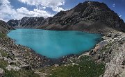 Výstup je však odměněn královským pohledem na perlu Kyrgyzstánu - horské jezero Ala-kol. Jezero hrazené ledovcovou morénou je 2,3 km dlouhé a leží v nadmořské výšce 3 560 m. Jeho blankytně modrá barva je způsobena lomem světla v ledové vodě jezera, které je hluboké víc jak 70 m.